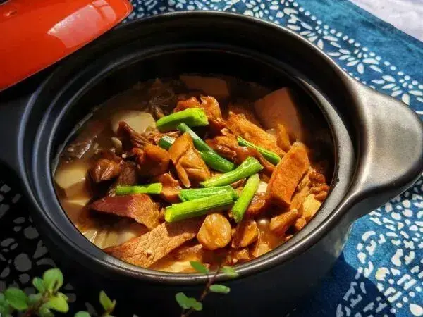 咸肉菌菇炖豆腐