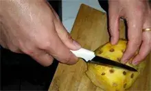 菠萝怎么削皮的方法介绍