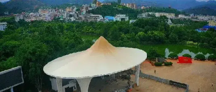 雨季里的云南省玉溪市易门县城长出一朵“大鸡枞”