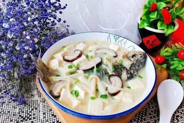 鲫鱼菌菇豆腐汤